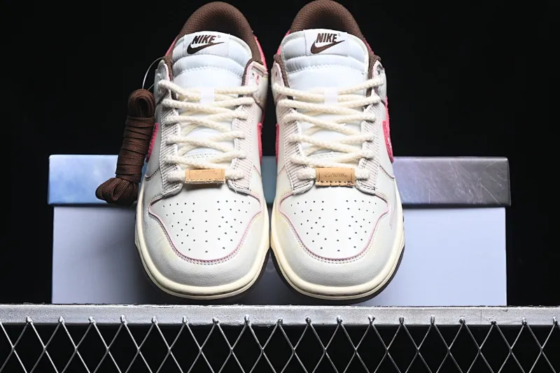 All Categories Nk SB Dunk Series Nk SB Dunk Low Low-top sneakers Nk Dunk "Surfaces In Brown And Sail" Panda Prank Flying Over the Skyline Weiyi Pink White Low-top casual sneakers DD1503-124